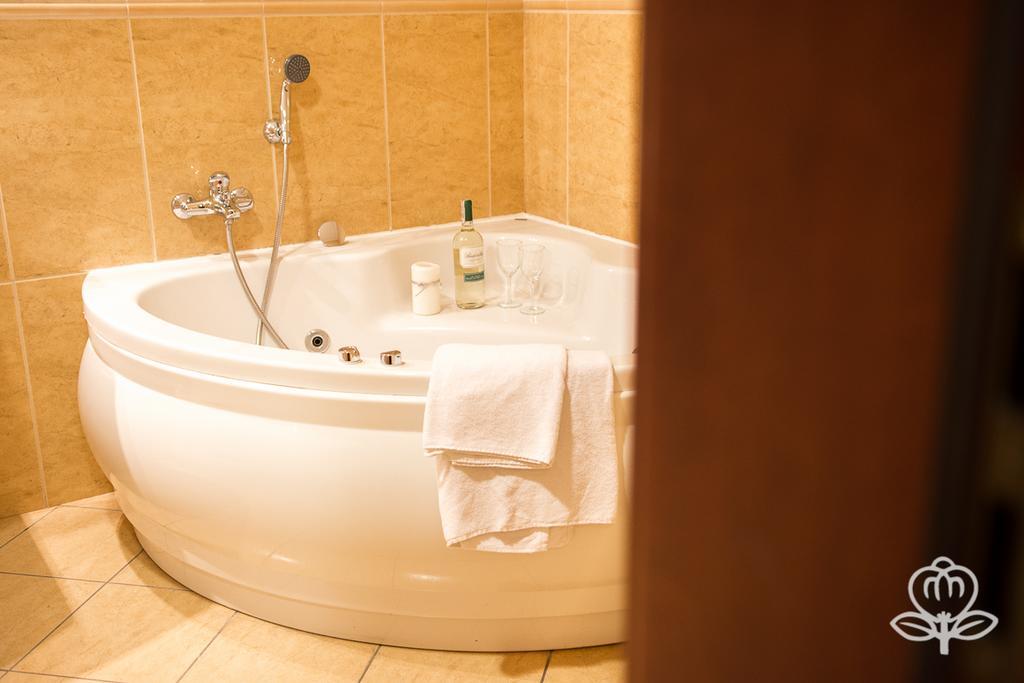L'Ascada Hotel Срем Екстериор снимка